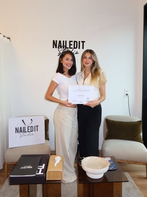 Erfolgreich abgeschlossen! ✨ Unsere talentierte Brow-Artistin Aurela hat die Brow Lifting Schulung erfolgreich absolviert 🎓🤎 Wir sind stolz auf dein tolles Ergebnis und deine Mot